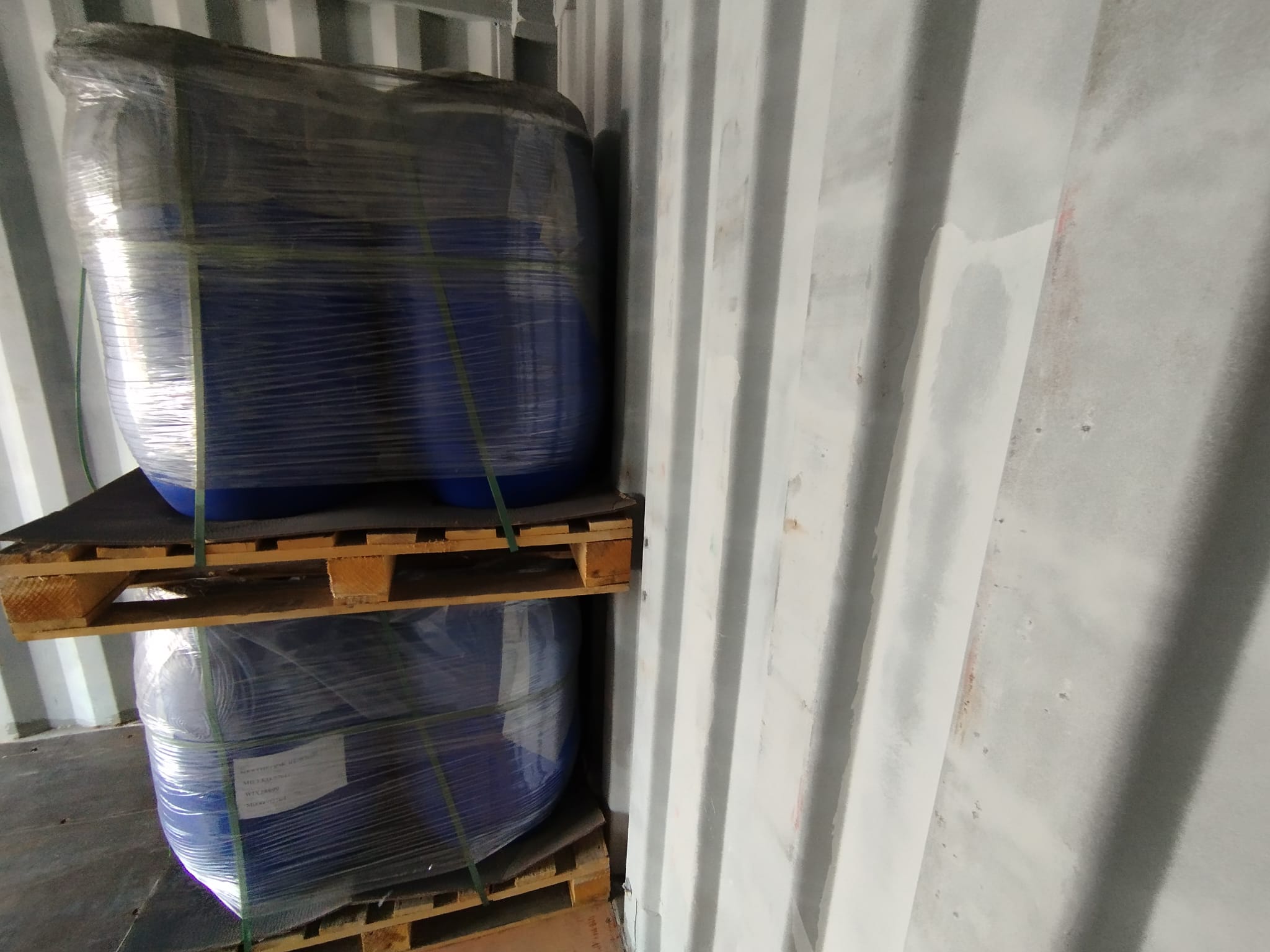 Ferro silicon pallets secured in container